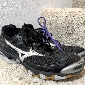 Women’s Mizuno Wave Lightning 6 shoes.